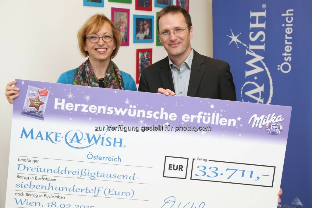 Doris Regele (Präsidentin der Make-A-Wish Foundation® Österreich), Andreas Kutil (Managing Director Mondelez Österreich): Mondelez Österreich: Fast 34.000 Euro für die Make-a-wish foundation, © Aussender (19.02.2015) 