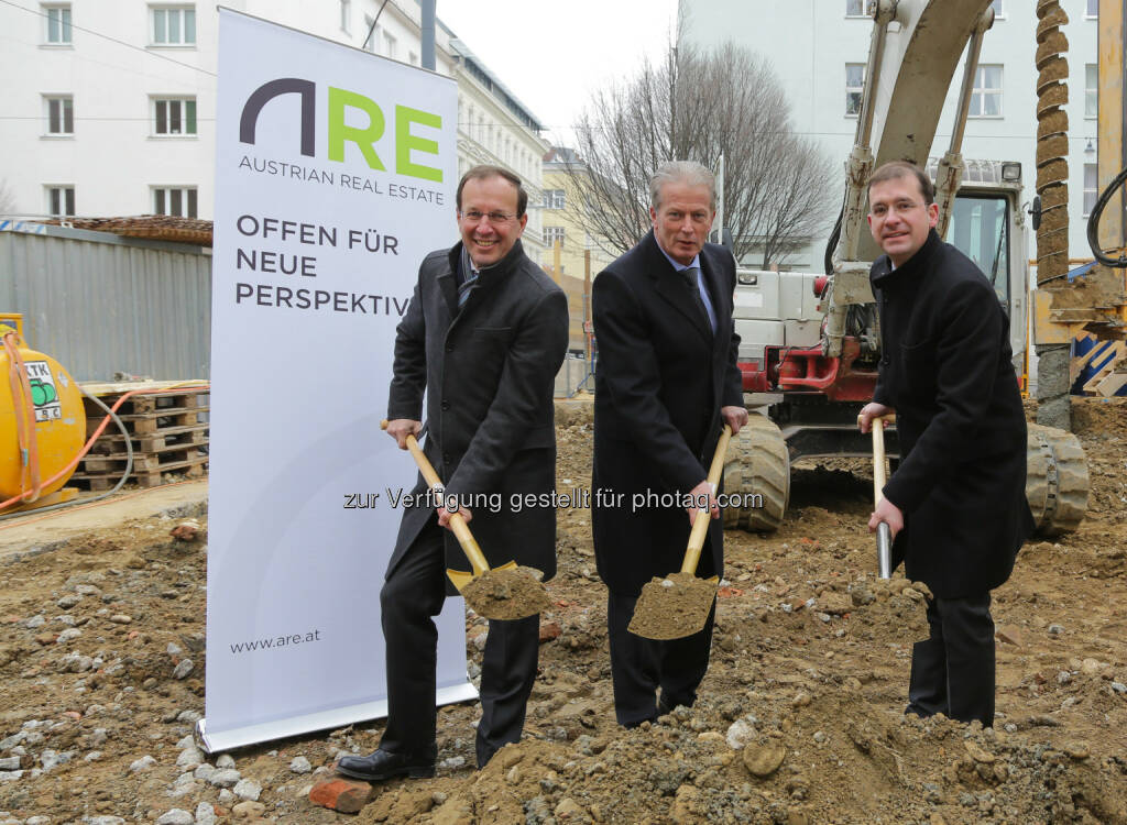 Wolfgang Gleissner (BIG), Reinhold Mitterlehner, Hans-Peter Weiss (BIG): Bundesministerium für Wissenschaft, Forschung und Wirtschaft: Mitterlehner: Neues Investitionsprogramm schafft mehr Wohnraum, stärkt Konjunktur und sichert Arbeitsplätze, © Aussender (19.02.2015) 