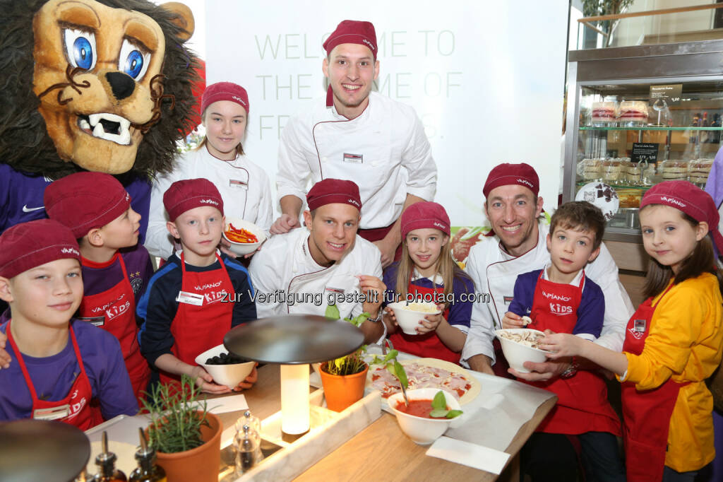 Christian Ramsebner (stehend) mit Marco Meilinger und Manuel Ortlechner und den GewinnerInnen des Zeichenwettbewerbes: Vapiano: Fußball-Stars kochen bei Vapiano Pasta mit jungen Fans, © Aussender (23.02.2015) 