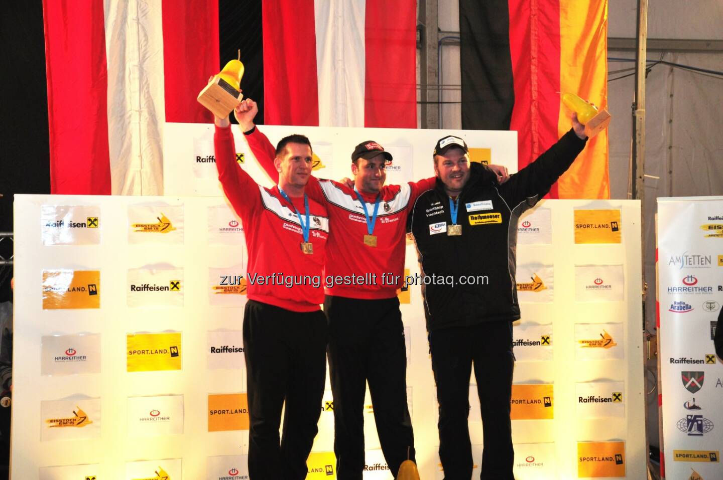 Rene Genser (AUT), Europameister Bernhard Patschg (AUT), Peter Rottmoser (GER): Mostviertel Tourismus GmbH: Eisstock Europameisterschaft im Mostviertel - Österreicher sind Sieger im Weitenbewerb
