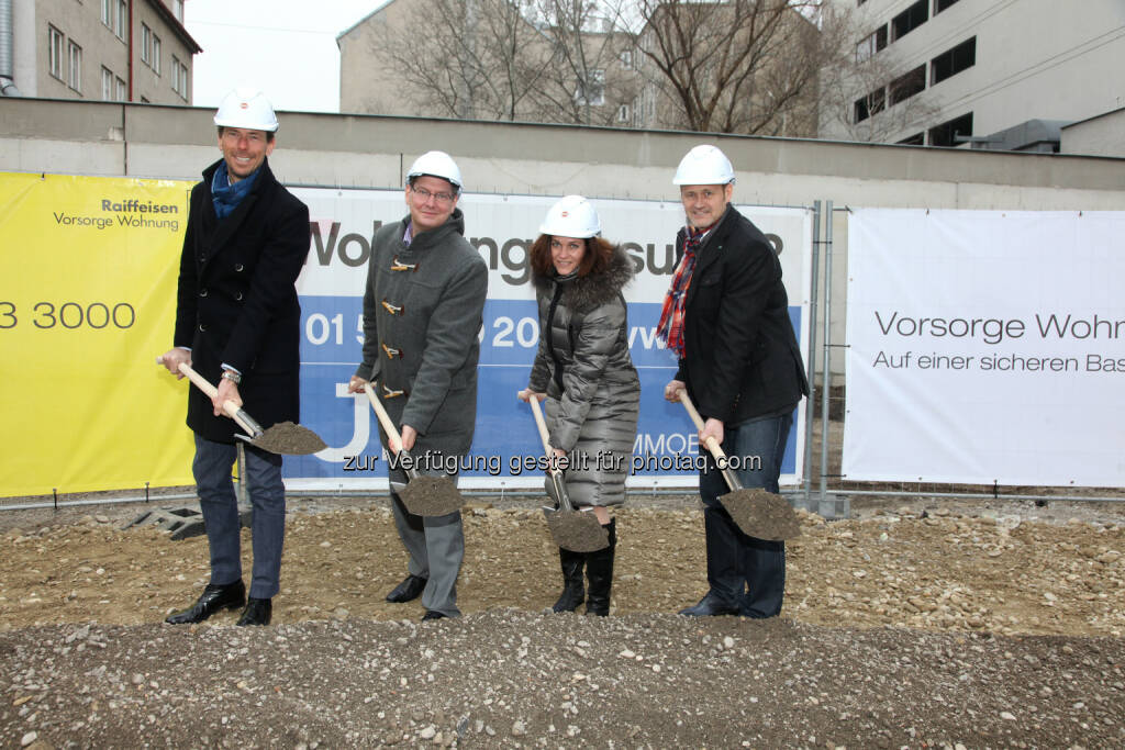 Daniel Jelitzka, (Geschäftsführer JP Immobilien), Georg Papai (Bezirksvorsteher 21. Wiener Gemeindebezirk), Elisabeth Binder (Geschäftsführerin Raiffeisen Vorsorgewohnungserrichtungs GmbH), Alfred Seidl (Baumeister JP Immobilien, v. l.): Raiffeisen Vorsorgewohnungserrichtungs GmbH: Die Vorsorgewohnungen kommen nach Floridsdorf, © Aussendung (23.02.2015) 