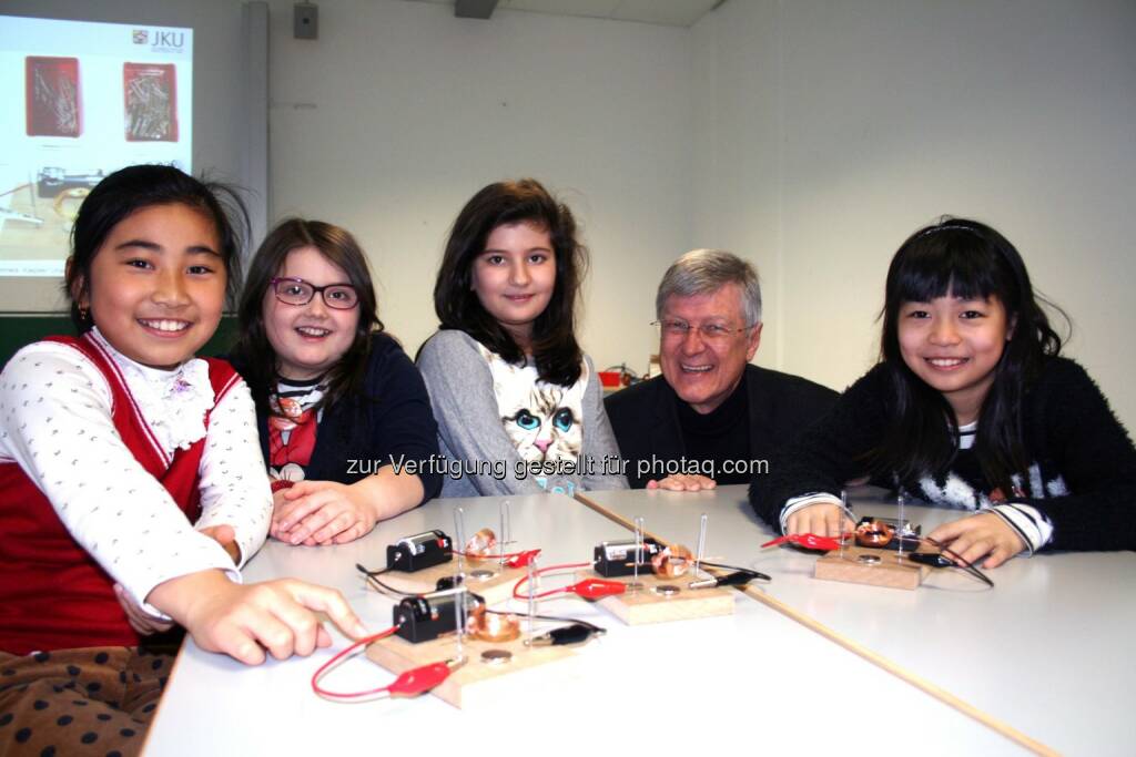 Prof. Bernhard Zagar (JKU Linz) mit den Mädchen  Jing Jing, Julia, Ayse und Ling von der VS 16 Jahnschule Linz und ihren selbst gebastelten Elektromotoren: Girls Day Junior, © Aussendung (25.02.2015) 