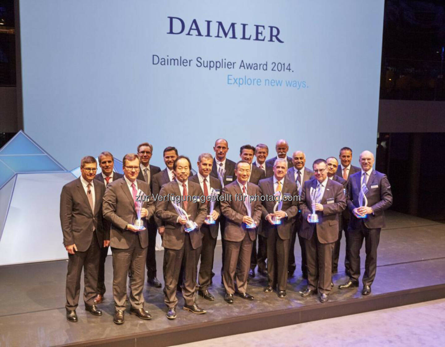 Wendelin Wolbert, Leiter International Procurement Services, Daimler AG; Wilfried Porth, Vorstand Personal und Arbeitsdirektor & Mercedes-Benz Vans, Daimler AG; Marcus Baur, Generaldirektor Bocar S.A. de C.V.; Prof. Ralf Herrtwich, Leiter GR & AE Fahrerassistenz- und Fahrwerksysteme, Daimler AG; Marcus Schoenenberg, Leiter Global Procurement Trucks and Buses, Daimler AG; Nobuyuki Tabuchi, Geschäftsführer Shin-Etsu Magnetics Europe GmbH; Stefan Klebert, Vorsitzender des Vorstands Schuler AG; Andreas Bälz, Geschäftsführer Gross & Perthun GmbH & Co. KG; Yutaka Ohashi, Corporate Senior Vice President, Group President, Automotive Equipment Group, Mitsubishi Electric Corporation; Wolfgang Bernhard, Vorstand Daimler Trucks & Buses, Daimler AG; Prof. Thomas Weber, Vorstand Konzernforschung und Mercedes-Benz Cars Entwicklung, Daimler AG; Tim Myers, Präsident von Alcoa Wheel Products; Dieter Zetsche, Vorstandsvorsitzender der Daimler AG und Leiter Mercedes-Benz Cars; Vivek Chaand Sehgal, Vorstandsvorsitzender Samvardhana Motherson Group; Dirk Hoheisel, Geschäftsführer Robert Bosch GmbH; Sanjay Jalona, Executive Vice President- Manufacturing & Engineering Services, Infosys Limited; Klaus Zehender, Leiter Mercedes-Benz Cars Procurement and Supplier Quality, Daimler AG; Peter Blauwhoff, Vorsitzender der Geschäftsführung Deutsche Shell Holding GmbH, Royal Dutch Shell plc; Deutsche Shell Holding GmbH: Daimler zeichnet seine Lieferanten mit Supplier Award 2014 aus