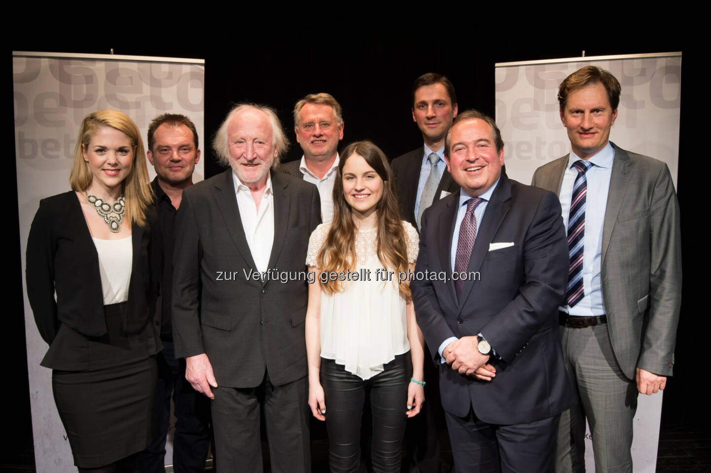 Sigried Spörk, Moderatorin; Robert Lechner, Geschäftsführer Österreichisches Ökologieinstitut; Karl Merkatz, Beton-Testimonial; Bernd Wolschner, Präsident Verband Österreichischer Beton-und Fertigteilwerke (VÖB); Julika Völkel, Sängerin; Matthias Pfützner, Betonmarketing Österreich; Robert F. Holzer, Betonmarketing Österreich, Sebastian Spaun Geschäftsführer Vereinigung der Österreichischen Zementindustrie: Betonmarketing Österreich lud gestern Abend zur Präsentation der neuen Betonmarketingkampagne mit Testimonial Karl Merkatz und stellte gleichzeitig die neuesten Konjunktur- und Forschungsergebnisse der Branche vor. 
