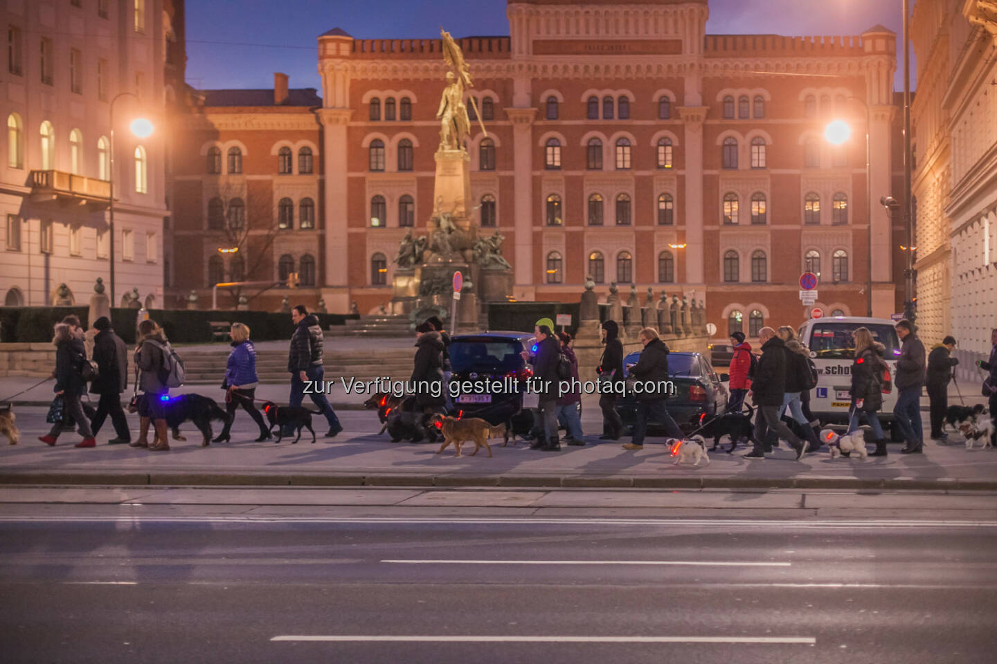 Purina PetCare Austria: Sicherheit und Spaß beim ersten Beneful Night Walk für Hund & Halter