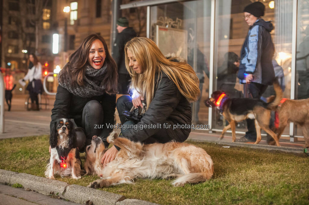 Moderatorin Sasa Schwarzjirg mit Hünding Nala und Charity Lady Yvonne Rueff mit Hündin Nikita, © Purina PetCare (02.03.2015) 