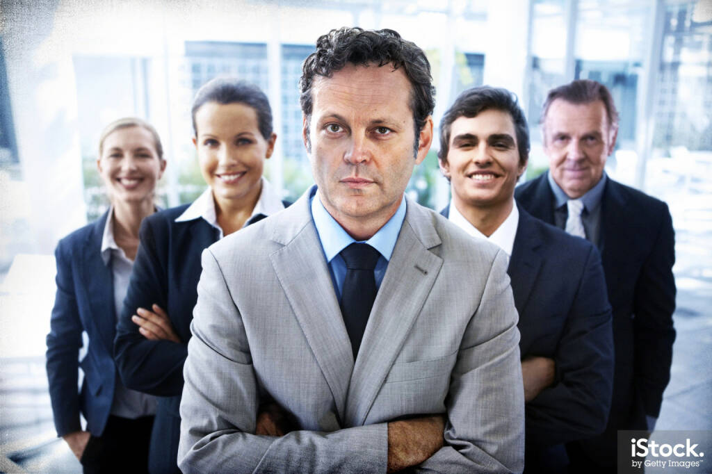 Vince Vaughn - Portrait of a handsome business leader crossing his arms with his team standing behind him - iStock, Getty Images (04.03.2015) 