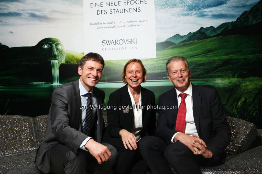 Stefan Isser (Geschäftsführer der D. Swarovski Tourism Services Gmbh), Petra Stolba (Geschäftsführerin der Österreich Werbung) und Vizekanzler Reinhold Mitterlehner (Bundesminister Bundesminister für Wissenschaft, Forschung und Wirtschaft): D. Swarovski Tourism Services Gmbh: ITB 2015: Swarovski Kristallwelten präsentieren Details zur Wiedereröffnung, © Aussender (04.03.2015) 