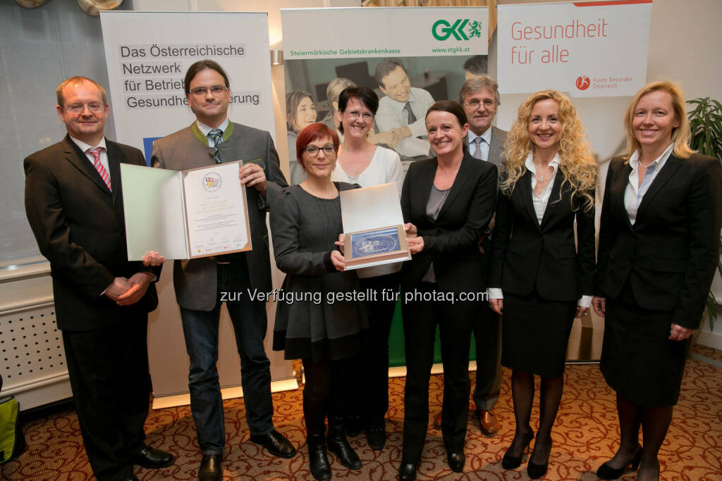 Klaus Ropin (Fonds Gesundes Österreich) Gerald Wirth (Betriebsrat MWV), Alexandra Natascha Klampfer (Assistenz HR & Geschäftsführung MWV) Doris Heimgartner (Sicherheitsfachkraft MWV), Lara Graf (IMS Manager MWV), Gerhard Aigner (Gesundheitsministerium), Andrea Hirschenberger (StGKK) Verena Nussbaum (StGKK).: Gütesiegel für Betriebliche Gesundheitsförderung an MeadWestvaco Corporation, NYSE: MWV Graz verliehen Copyright: StGKK/Manninger, © Aussendung (04.03.2015) 