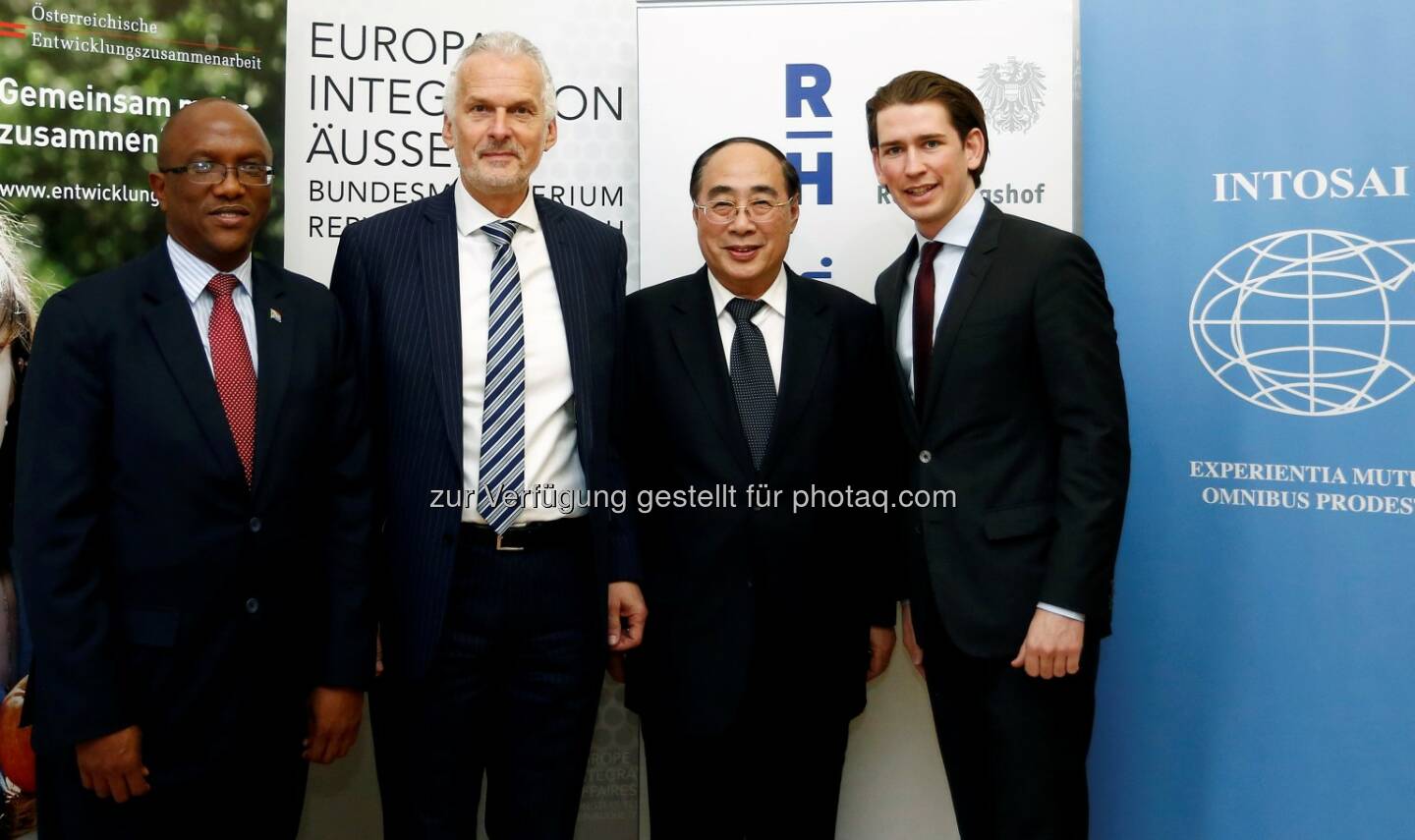 Unterzeichnung eines gemeinsames Entwicklungszusammenarbeitsprojekts von Außenminister Sebastian Kurz mit Rechnungshofpräsident Moser in Anwesenheit von UN-Untergeneralsekretärs Wu Hongbo, dem Leiter des Rechnungshofes Südafrika und Leiter des Intosai Komitees für Kapazitätsaufbau Kimi Makwetut