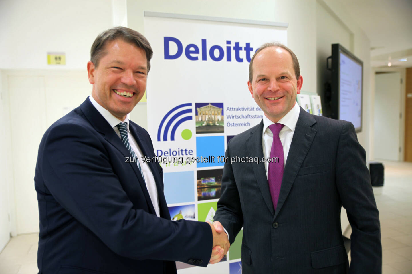 Gerhard Marterbauer (Deloitte), Andreas Gerstenmayer (AT&S(: Gerstenmayer, CEO des Leiterplattenherstellers AT&S, wurde im Rahmen des BE / Deloitte Awards zum „CEO des Jahres 2014“ der im Prime Market börsenotierten Unternehmen gewählt. Mehr als 60 % der wahlberechtigten CEOs haben abgestimmt und ihre Wahl für Andreas Gerstenmayer unter anderem so begründet: „Er hat mutig und weitsichtig investiert, eine Kapitalerhöhung in schwieriger Zeit durchgebracht und trotzt den Turbulenzen des Elektronikmarktes erfolgreich. Gerstenmayer und seinem Team gelingt es immer wieder, den technologischen Vorsprung zu bewahren, der Konkurrenz einen Schritt voraus zu sein und als Entwicklungspartner der großen Player Innovationen zu ermöglichen.“ © Draper