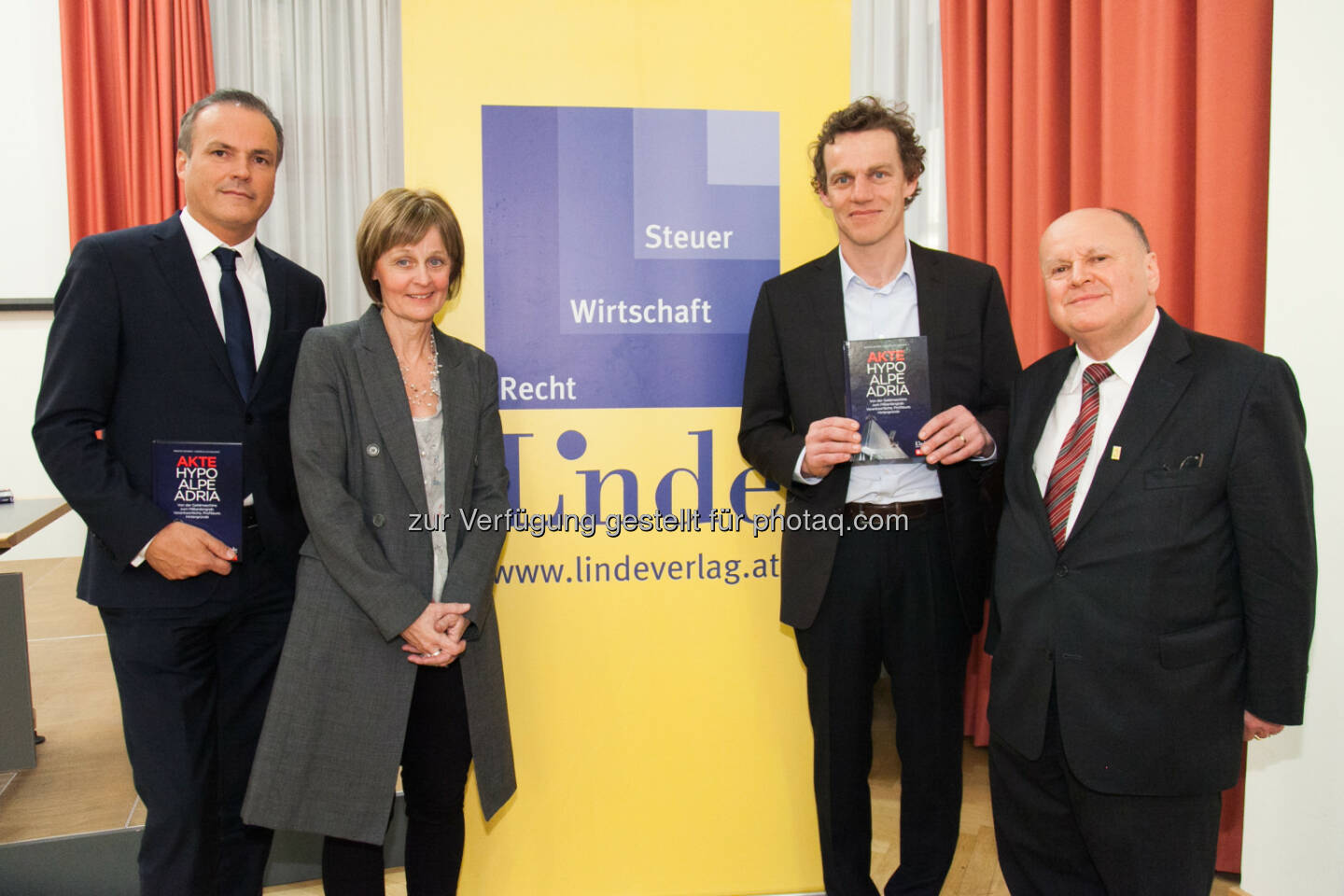 Eduard Müller (Geschäftsführer Linde Verlag), Renate Graber (Wirtschaftsredakteurin Der Standard), Andreas Schnauder (Leiter Wirtschaftsressort Der Standard), Oskar Mennel (Geschäftsführer Linde Verlag): Linde Verlag Ges.m.b.H.: Akte Hypo Alpe Adria – Neues Buch im Linde Verlag enthüllt die Chronik der Fehlentscheidungen