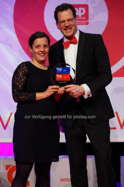 Nina Pirker (HR JTI Austria), David Plink (CEO Top Employers Institute): Japan Tobacco International (JTI) / Austria Tabak: JTI Austria 2015 erneut als Top Arbeitgeber zertifiziert, © Aussendung (06.03.2015) 