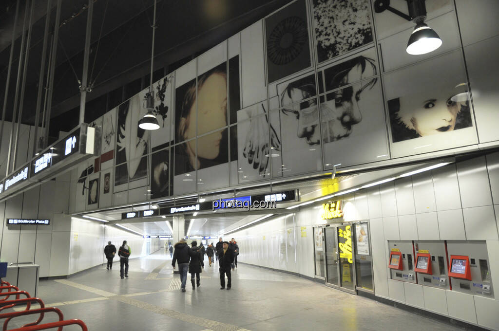 Franz Graf: SUED - U-Bahn Station Südtirolerplatz (17.02.2013) 