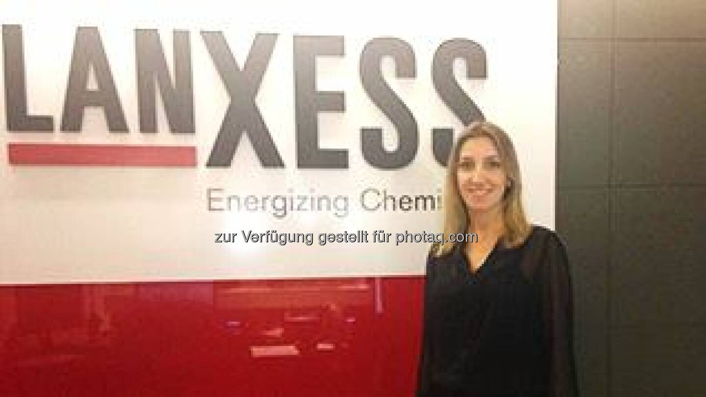 Lanxess: A Secretaria de Assuntos Estratégicos em seu último seminário sobre os BRICS evidenciou que a participação da mulher no mercado de trabalho cresceu 4,5% entre 2000 e 2010. Diante deste contexto, a #LANXESS lançou como meta global o aumento de mulheres líderes em 20% até 2020.
Várias mulheres já ocupam diversos cargos de liderança dentro da LANXESS no Brasil. Ana Caroline Galante gerencia uma das unidades de negócio da empresa.  As diferenças de salários entre homens e mulheres ainda são grandes no Brasil e acredito que os questionamentos venham principalmente das diversas funções que as mulheres têm que exercer”, diz Ana Caroline
Veja a entrevista em nosso site http://goo.gl/ReLBn8  Source: http://facebook.com/LANXESS