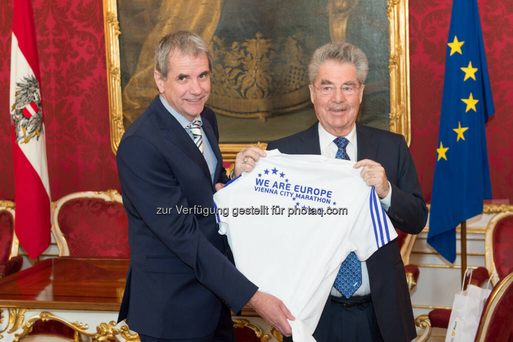 Vienna City Marathon Veranstalter Wolfgang Konrad und Bundespräsident Heinz Fischer: Vienna City Marathon: „Wir sind Europa“: Bundespräsident Fischer unterstützt VCM Aktion, © Aussendung (09.03.2015) 