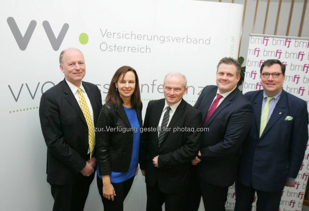 Othmar Thann (Direktor des KFV), Familienministerin Sophie Karmasin, Peter Thirring (VVO-Vizepräsident, Vorstandsvorsitzender Generali Versicherung AG), Kinderunfallexperte Lars-Peter Kamolz (Leiter der Klinischen Abteilung für Plastische, Ästhetische und Rekonstruktive Chirurgie am LKH-Univ. Klinikum Graz) und Louis Norman-Audenhove (Generalsekretär des österreichischen Versicherungsverbandes VVO): Verband der Versicherungsunternehmen Österreichs: Fortsetzung der Vision Zero 2020: Österreich für Kinder sicherer machen!, © Aussender (11.03.2015) 