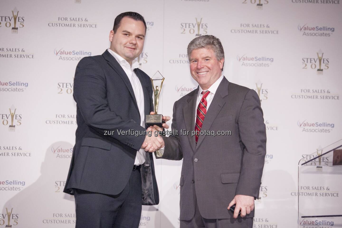 Arthur Markiewicz (CCC Project Management), Michael Gallagher (Stevie Organisator) - CCC Holding GmbH: CCC im Rahmen der Stevie® Awards dreimal ausgezeichnet (Bild: The Stevie® Awards)