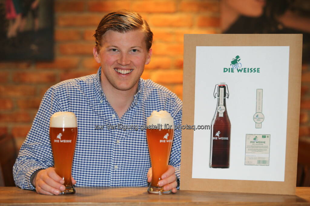 Braumeister und GF Felix Gmachl von der Salzburger Weissbierbrauei mit seiner Bio-Weissen ohne Gluten: Salzburger Weissbierbrauerei: Weltneuheit am Biermarkt kommt aus Salzburg, © Aussender (12.03.2015) 