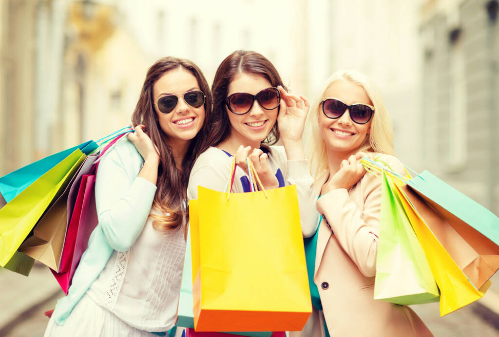 Shopping, Verbraucher, Konsum, Schlussverkauf, Sale, kaufen, einkaufen, ausgeben, http://www.shutterstock.com/de/pic-191344820/stock-photo-shopping-sale-happy-people-and-tourism-concept-three-beautiful-girls-in-sunglasses-with.html, © www.shutterstock.com (15.03.2015) 