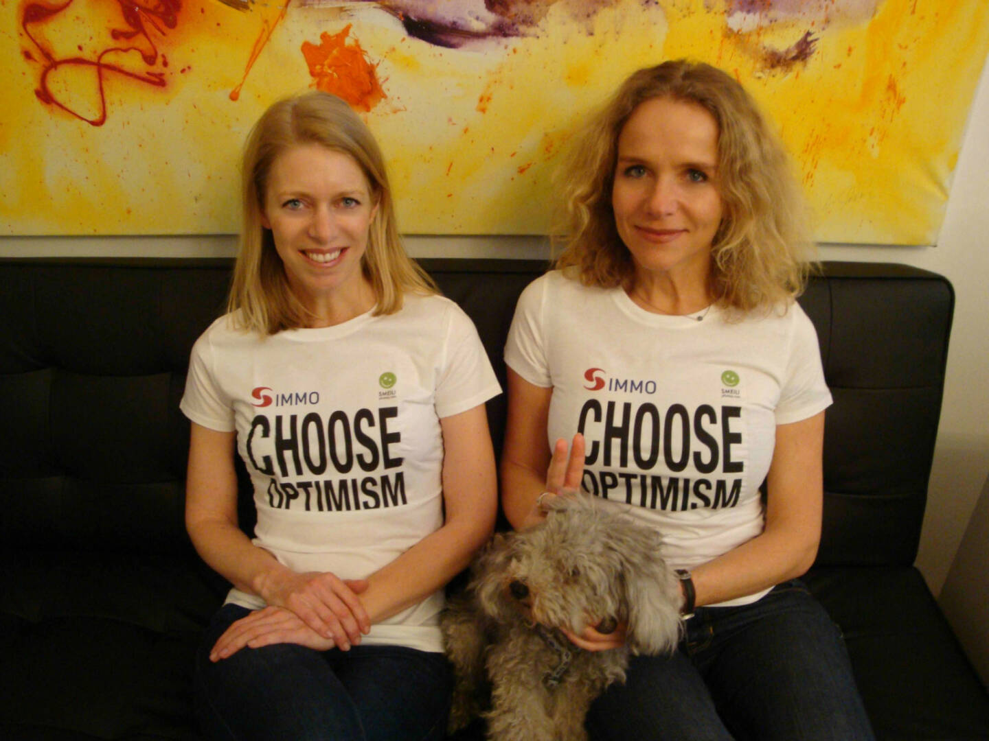 Dorothea Pritz, Christina Brandenstein und Agenturhund Camillo (BrandensteinCOM) Choose Optimism, Shirt in der S Immo / Smeil-Edition