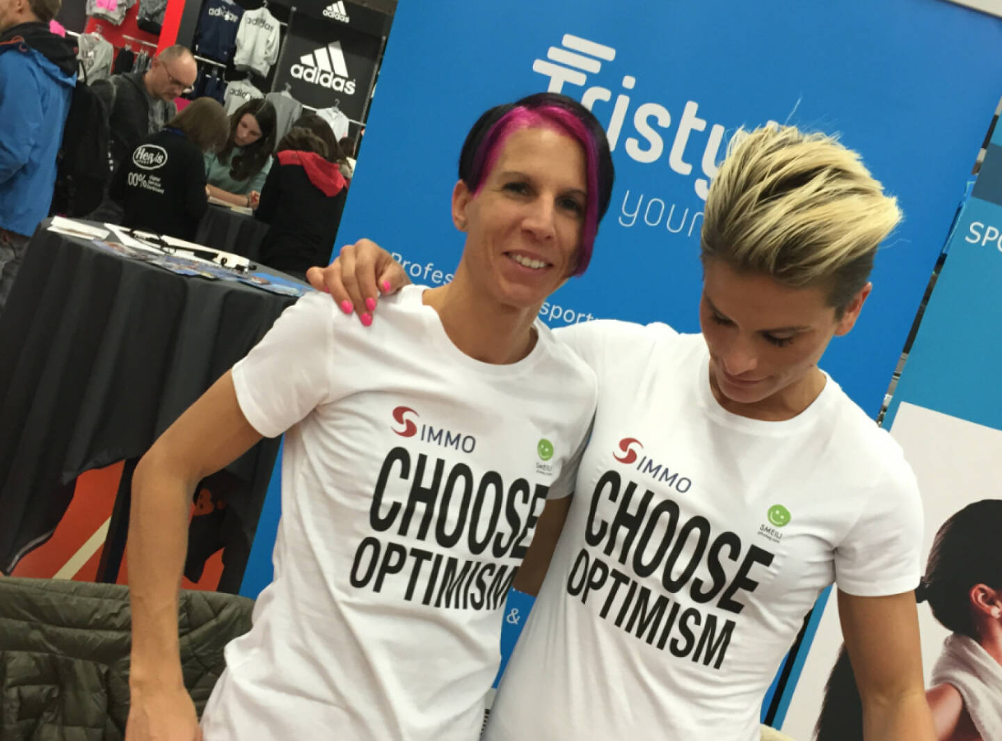 Conny Köpper, Elisabeth Niedereder (Tristyle Runplugged Runners) Choose Optimism, Shirt in der S Immo / Smeil-Edition