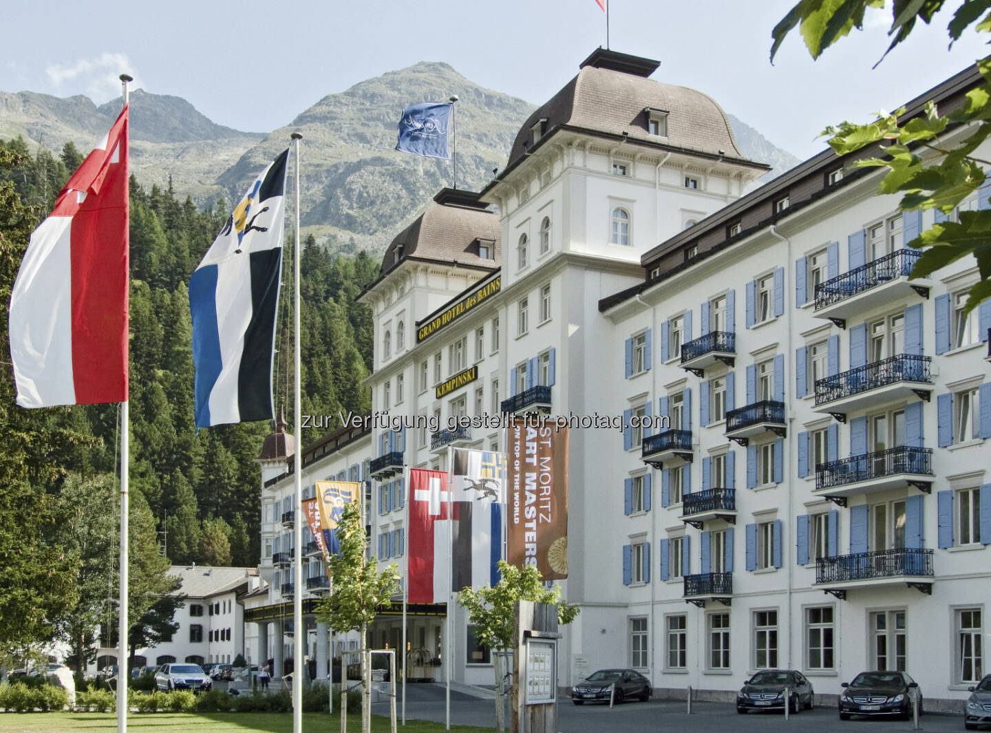 Die Immofinanz Group hat einen Kaufvertrag über 100% der Anteile an der Schweizer Les Bains de St. Moritz Holding AG, Eigentümerin des Kempinski Grand Hotel des Bains, unterzeichnet und zieht sich damit weiter aus dem nicht zum Kerngeschäft zählenden Hotelbereich zurück. Käufer ist ein internationaler Investor, die Transaktion erfolgte über Buchwert. Das Closing findet voraussichtlich im März 2013 statt, über weitere Details wurde Stillschweigen vereinbart (c) Immofinanz