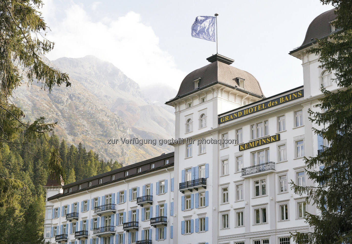Bild 2: Die Immofinanz Group hat einen Kaufvertrag über 100% der Anteile an der Schweizer Les Bains de St. Moritz Holding AG, Eigentümerin des Kempinski Grand Hotel des Bains, unterzeichnet und zieht sich damit weiter aus dem nicht zum Kerngeschäft zählenden Hotelbereich zurück. Käufer ist ein internationaler Investor, die Transaktion erfolgte über Buchwert. Das Closing findet voraussichtlich im März 2013 statt, über weitere Details wurde Stillschweigen vereinbart (c) Immofinanz