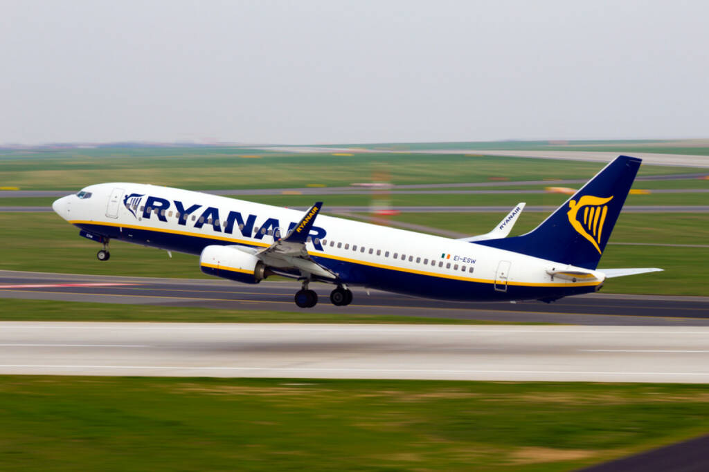 Ryanair, Fluglinie, Flugzeug, fliegen, abheben, <a href=http://www.shutterstock.com/gallery-927373p1.html?cr=00&pl=edit-00>Senohrabek</a> / <a href=http://www.shutterstock.com/editorial?cr=00&pl=edit-00>Shutterstock.com</a>, Senohrabek / Shutterstock.com, © www.shutterstock.com (17.03.2015) 