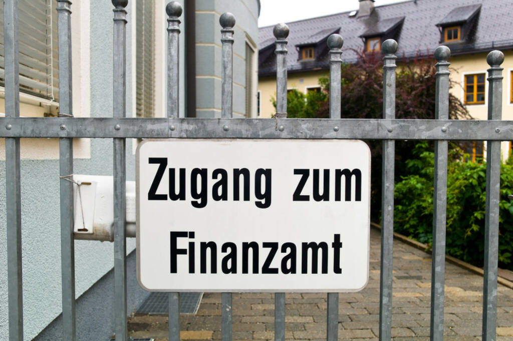 Zugang zum Finanzamt, Finanzamt, Steuer, Steuern, Steuerreform, http://www.shutterstock.com/de/pic-170406695/stock-photo-access-to-a-tax-office-is-blocked-by-a-gate.html, © www.shutterstock.com (17.03.2015) 