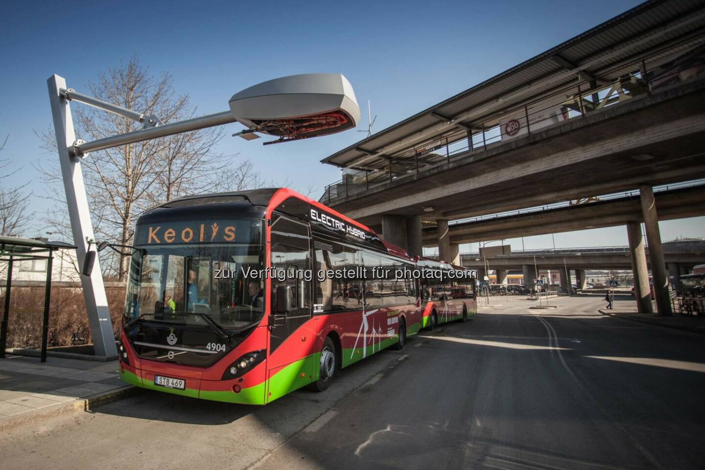 Elektro-Hybridbuslinie in Stockholm mit Ladetechnik von Siemens.