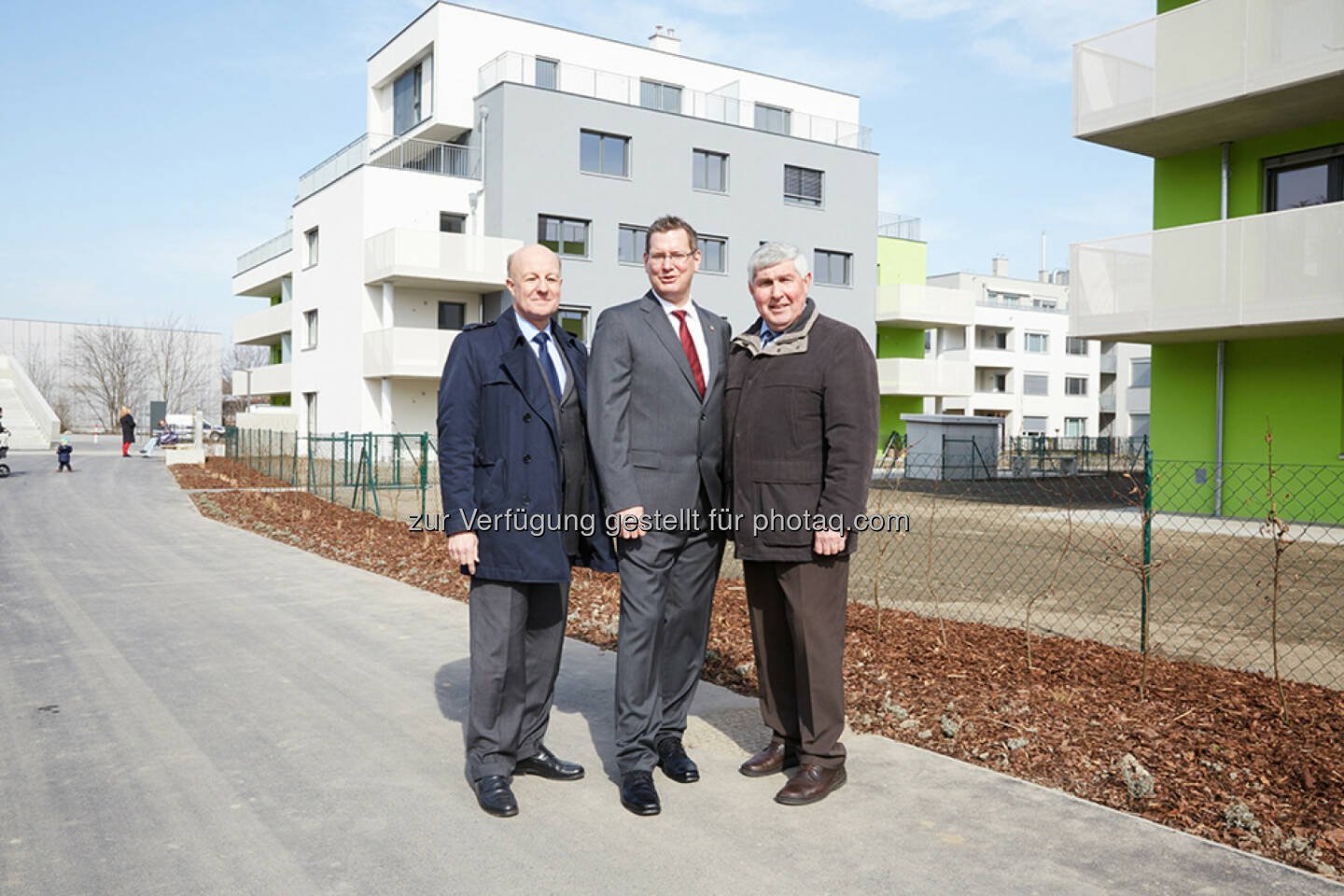 Stephan Jainöcker (Mischek), Bezirksvorsteher Georg Papai, Bezirksrat Ferdinand Lesmeister: Bezirksvorsteher Georg Papai begrüßt neue Wohnungseigentümerschaft in Floridsdorf, Copyright: Yannik Steer