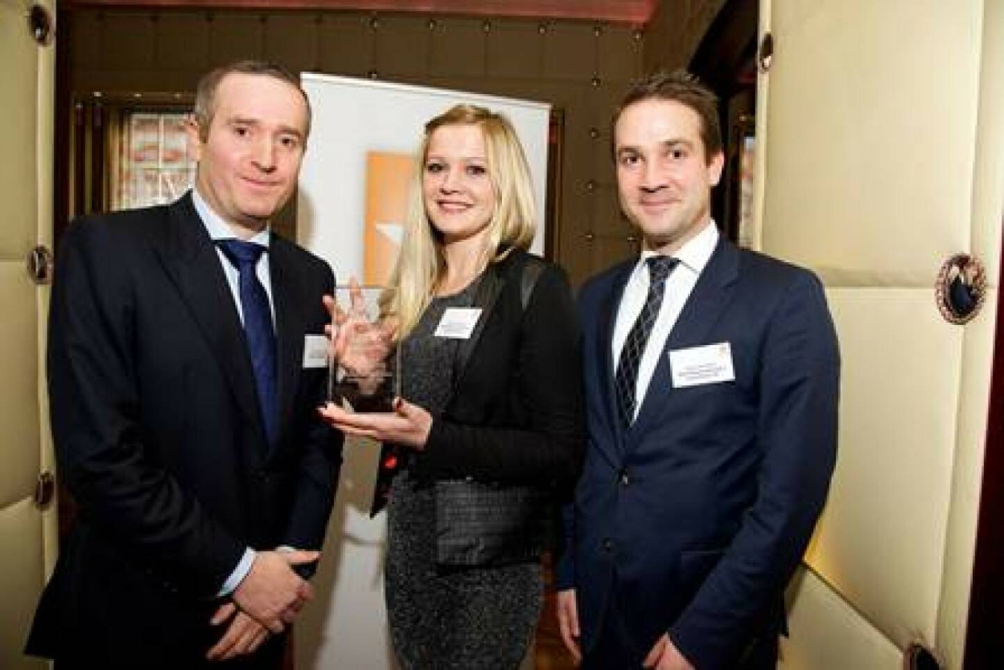 James Williams (Hedgeweek), Miranda Ademaj (Skënderbeg), Bruno Schneller (Skënderbeg): Skënderbeg wird von Hedgeweek für den Best Specialist Fund of Hedge Funds ausgezeichnet
