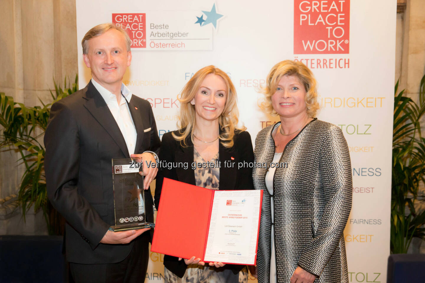 Alexander Deopito (Vorsitzender der Geschäftsleitung), Lydia Kaltenbrunner (Geschäftsbereichsleitung Personal) mit Doris Palz (Managing Director von Great Place to Work): Lidl Österreich GmbH: Lidl Österreich erneut unter den besten Arbeitgebern Österreichs