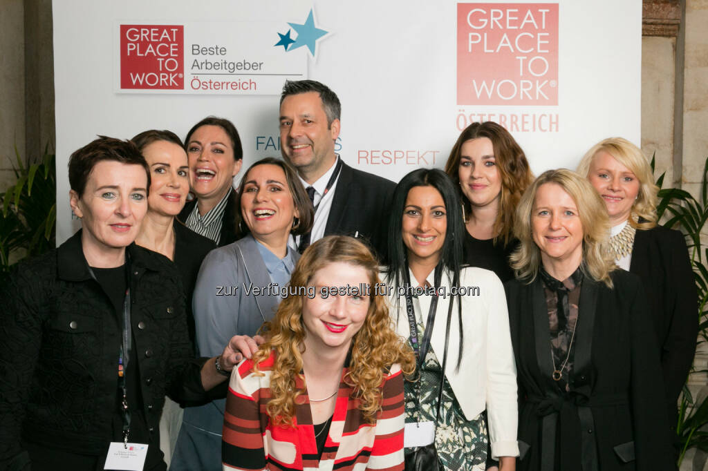 Walpurga Pfeifer (Store Managerin Krems), Hilda Grandits (PR/Marketing Managerin H&M Österreich, Slowenien, Kroatien und Serbien) Claudia Oszwald (Country Managerin H&M Österreich, Slowenien, Kroatien und Serbien), Alka Egger (HR Managerin H&M Österreich, Slowenien, Kroatien und Serbien), Caroline Weber (Communication & Press Department H&M Österreich), Christian Wapelhorst (Area Manager, Area 3 Österreich), Nathalie Gugg (Store Managerin Salzburg), Aleksandra Filipov (CFO H&M Österreich, Slowenien, Kroatien und Serbien), Bettina Walker (Store Managerin Spittal), Nicole Fidelak (HR Department H&M Österreich, Slowenien, Kroatien und Serbien): H&M Österreich von Great Place to Work ® als Beste Arbeitgeber 2015 ausgezeichnet, © Aussendung (20.03.2015) 