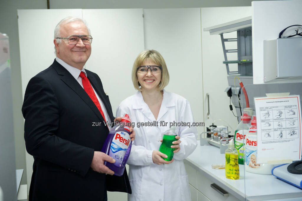 Alfred Smyrek (Werksleiter Wien) und Olga Pogodina (R&D): Henkel Central Eastern Europe: Henkel gewinnt Umweltpreis der Stadt Wien, © Aussendung (23.03.2015) 