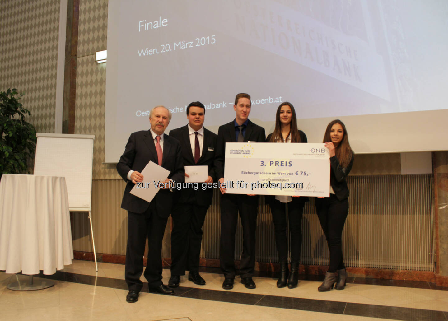 OeNB-Gouverneur Ewald Nowotny mit dem Gewinner des 3. Platzes beim OeNB/EZB-Schulwettbewerb, der HAK Zell/See