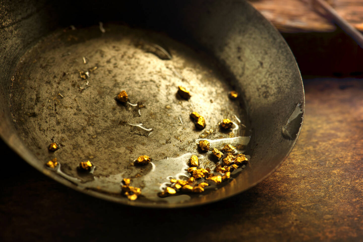 Gold, Pfanne, Gold-Waschen, Nuggets http://www.shutterstock.com/de/pic-220523407/stock-photo-finding-gold-gold-panning-or-digging-gold-on-wash-pan.html