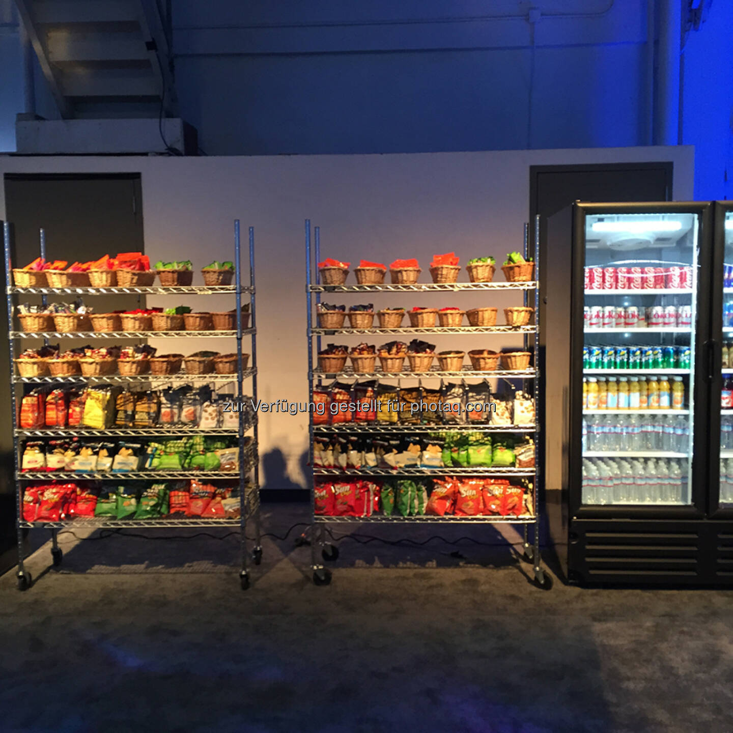 Snacks und Getränke kommen dank dieser Food Stationen nicht zu kurz - Teresa Hammerl, Facebook F8 2015 http://www.fillmore.at/lifestyle/das-war-mein-tag-auf-der-facebook-konferenz-f8/
