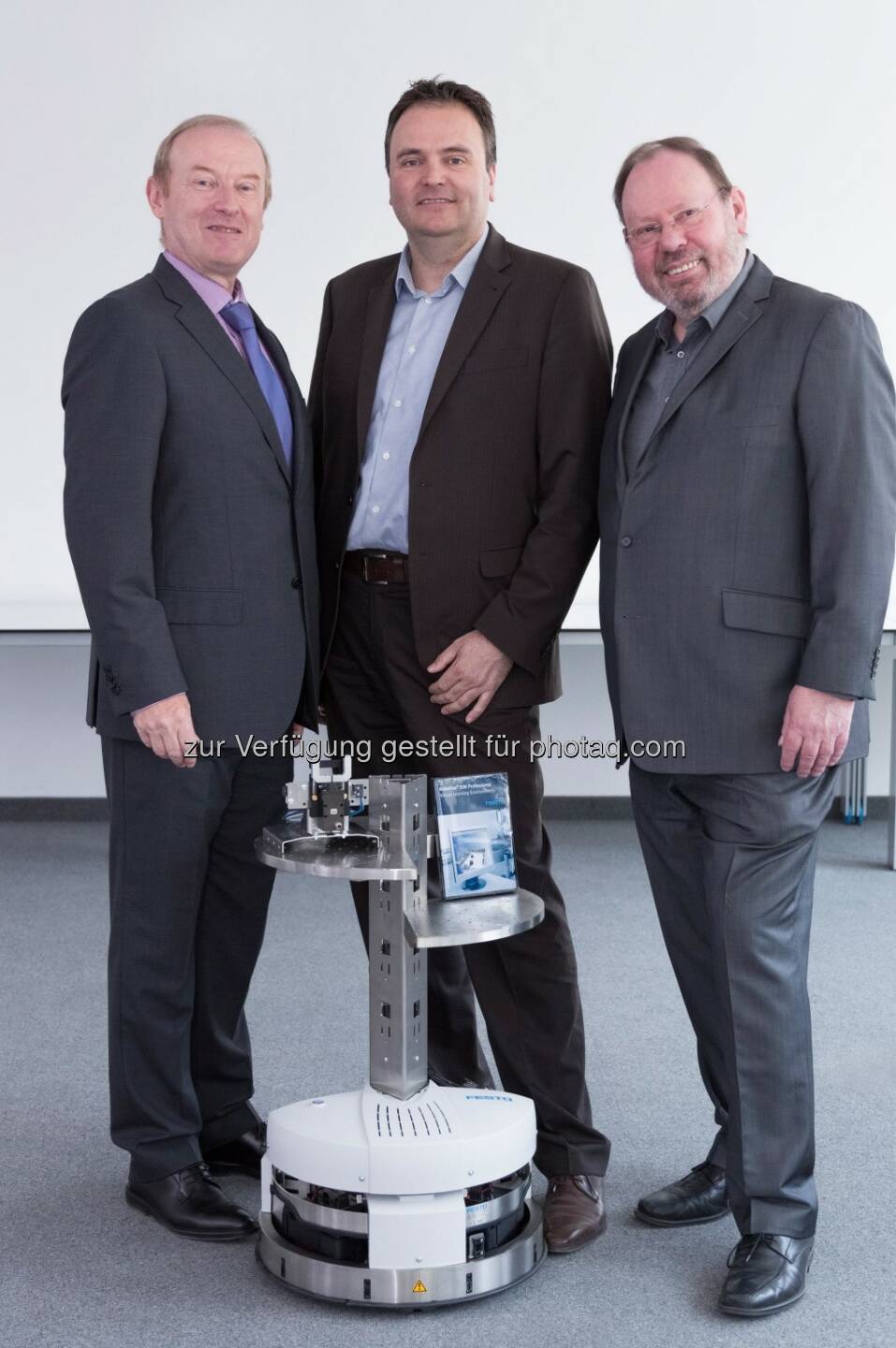 Erich Markl, Studiengangsleiter Internationales Wirtschaftsingenieurwesen und Leiter der Instituts für Advanced Engineering Technologies an der Fachhochschule Technikum Wien, Rainer Ostermann, Country Manager Festo Österreich; Hermann Studnitzka, Leitung Didactic Concepts Festo Österreich: Zwei Robotinos Premium Edition werden in der „digialen Fabrik der Zukunft“ der FH Technikum Wien zum Einsatz kommen.