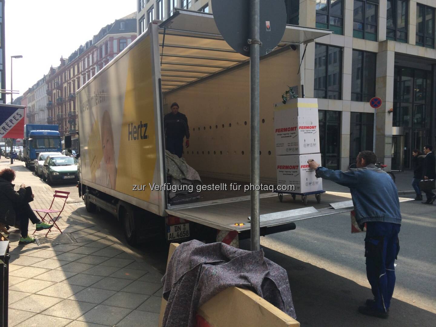 … geliefert und eingeräumt ...