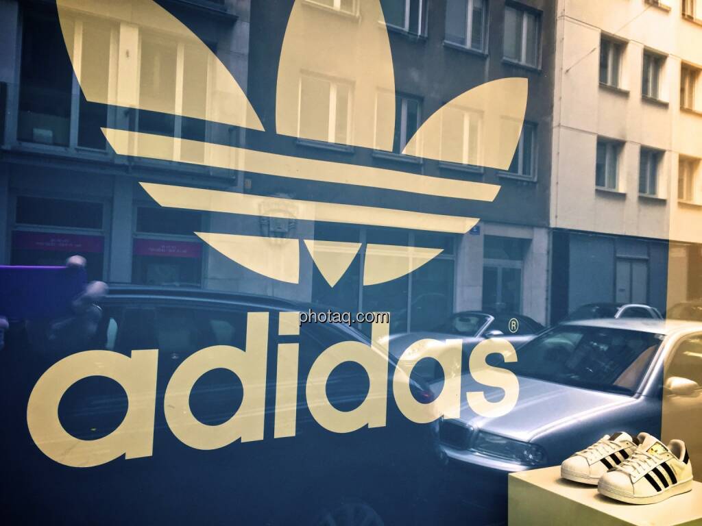 adidas Logo, Schuhe, Auslage, spiegeln, © photaq.com (30.03.2015) 