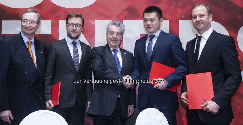 Christoph Leitl, Präsident der Wirtschaftskammer Österreich, Clemens Holzmann, Vizedekan für Lehre am Campus Hagenberg der FH Oberösterreich, Bundespräsident Heinz Fischer, Jay Peng, Managing Director Huawei Österreich und Werner Fritz, Vizerektor der FH Joanneum - Huawei Technologies Austria GmbH: Huawei erweitert Studentenprogramm um neue Partner (Bild: WKO), © Aussendung (01.04.2015) 