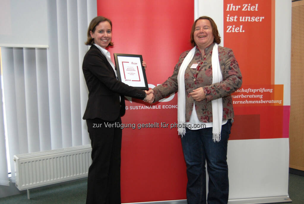 Sanochemia erhält Auszeichnung als Best Improver beim CDP Klimawandel Reporting: Susan Dreyer (re.) überreichte den Preis an  Bettina Zuccato von Sanochemia (Foto: Press'n'Relations Austria Gmb)., © Aussendung (02.04.2015)