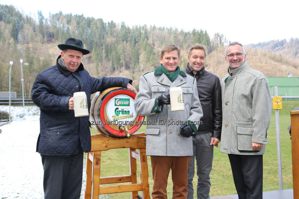 Beim Bieranstich: Brau Union Österreich Generaldirektor Markus Liebl, Bürgermeister Leoben Kurt Wallner, Ehrenbrauer Hans Knauss, Braumeister Andreas Werner - Erste Grüne Großbrauerei Göss wird Realität (Bild: Armin Russold / Brau Union Österreich), © Aussendung (07.04.2015) 