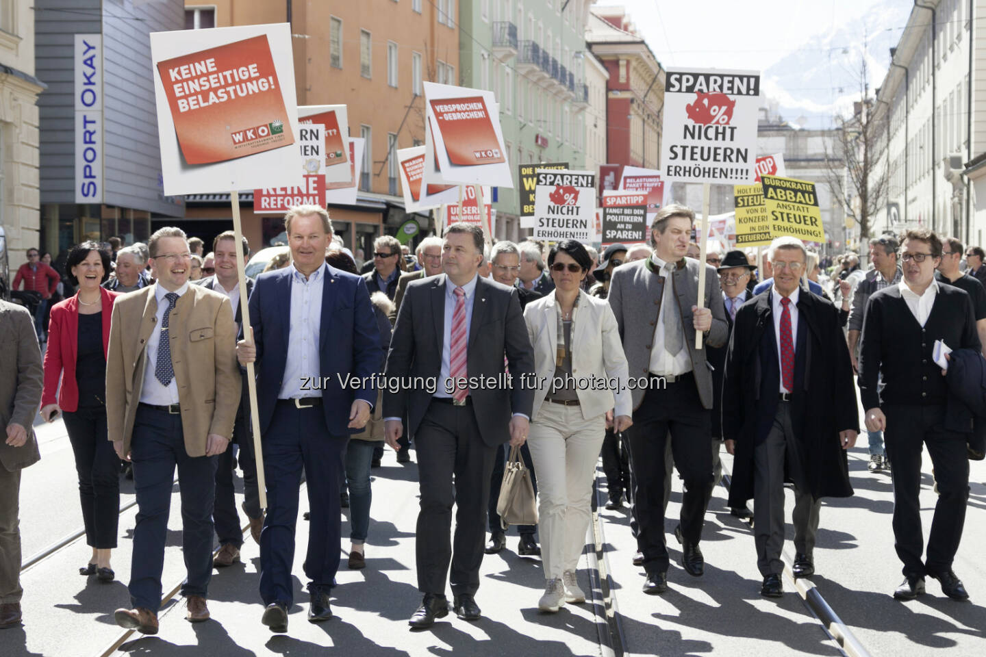 Rund 2.000 Touristiker aus mehreren Bundesländern zogen bei der Protestveranstaltung am Donnerstag durch die Innsbrucker Innenstadt und übergaben anschlließend der Politik ihr Forderungspaket. - ...: Dem Tourismus reicht es: Westachse sagt „Nein“ zum Belastungspaket (Bild: Die Fotografen)