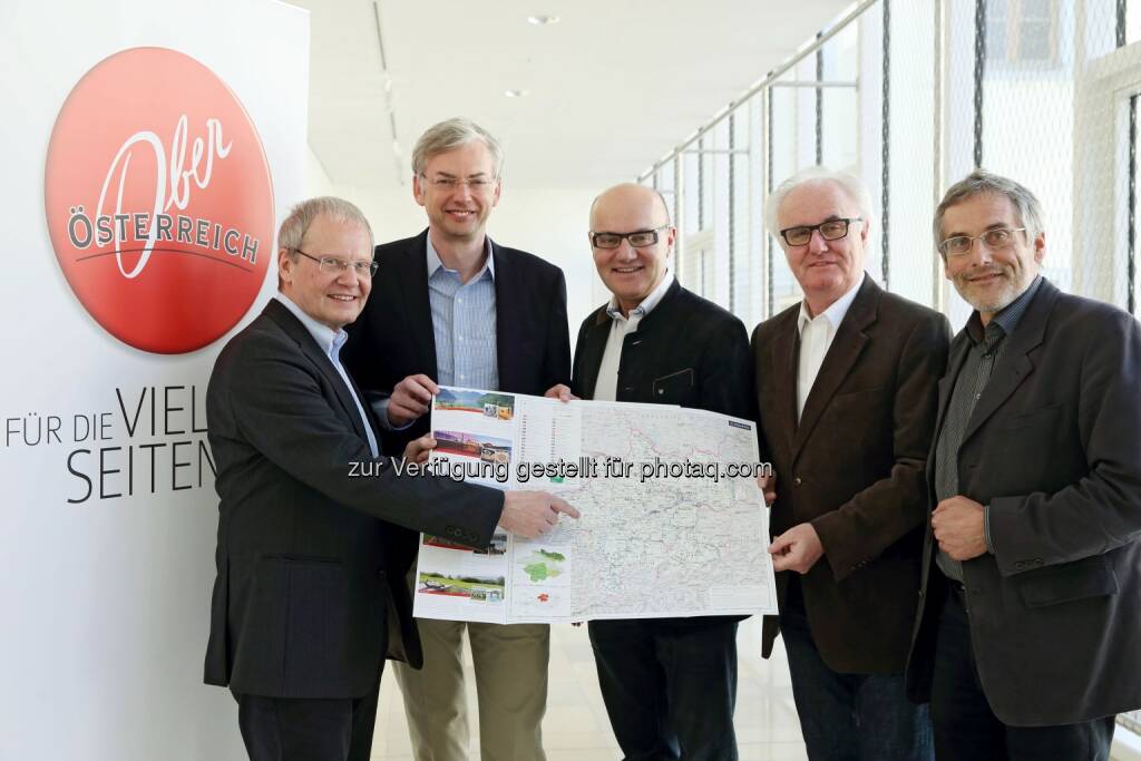 Karl Pramendorfer (Geschäftsführer Oberösterreich Tourismus), Wirtschafts-Landesrat Michael Strugl, Robert Seeber (Spartenobmann Tourismus & Freizeitwirtschaft, WKOÖ), Manfred Grubauer (Fachgruppenobmann Sport- und Freizeitbetriebe, WKOÖ) und Friedrich Schwarz (Leiter Botanischer Garten Linz): Oberösterreich Tourismus: Der Tagesausflug als Wertschöpfungsquelle für den Tourismus in Oberösterreich, © Aussender (13.04.2015) 