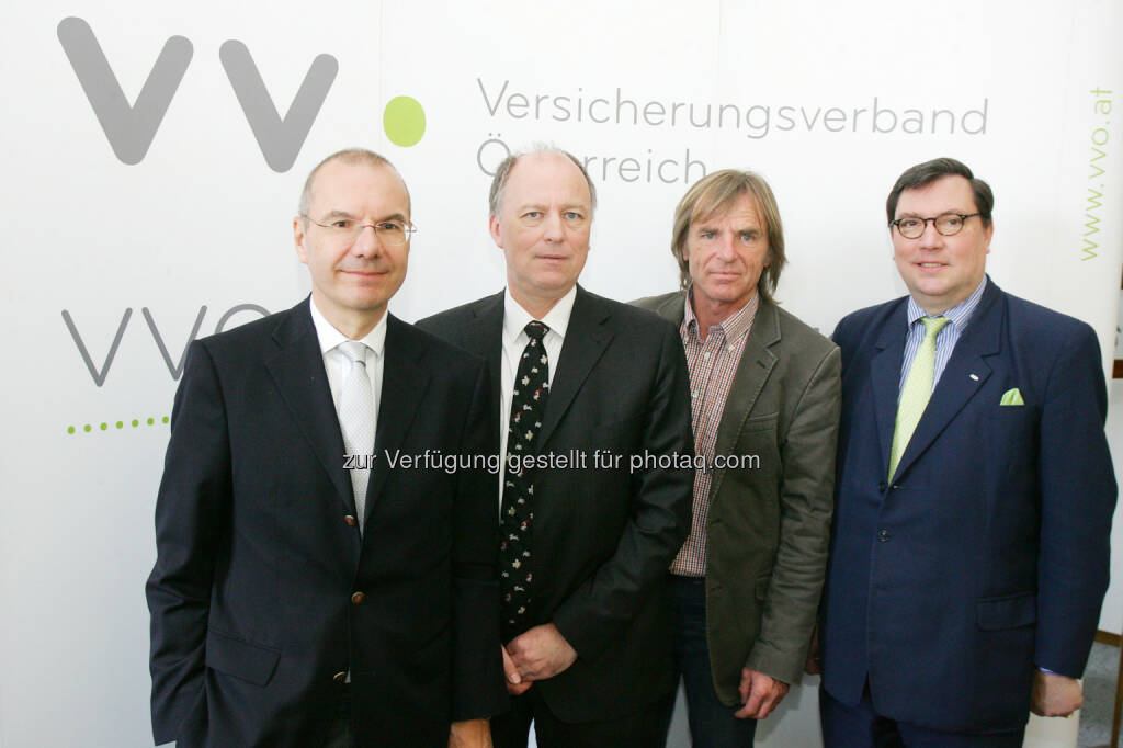 Wolfram Littich (VVO-Vizepräsident und Vorstandsvorsitzender der Allianz Gruppe in Österreich), Othmar Thann (Direktor des KFV), August Gustl Auinger (Motorrad-Profi und fünffacher Grand Prix-Sieger) und Louis Norman-Audenhove (Generalsekretär des österreichischen Versicherungsverbandes VVO): Verband der Versicherungsunternehmen Österreichs: Motorradboom in Österreich: Sicher auf zwei Rädern!, © Aussender (14.04.2015) 