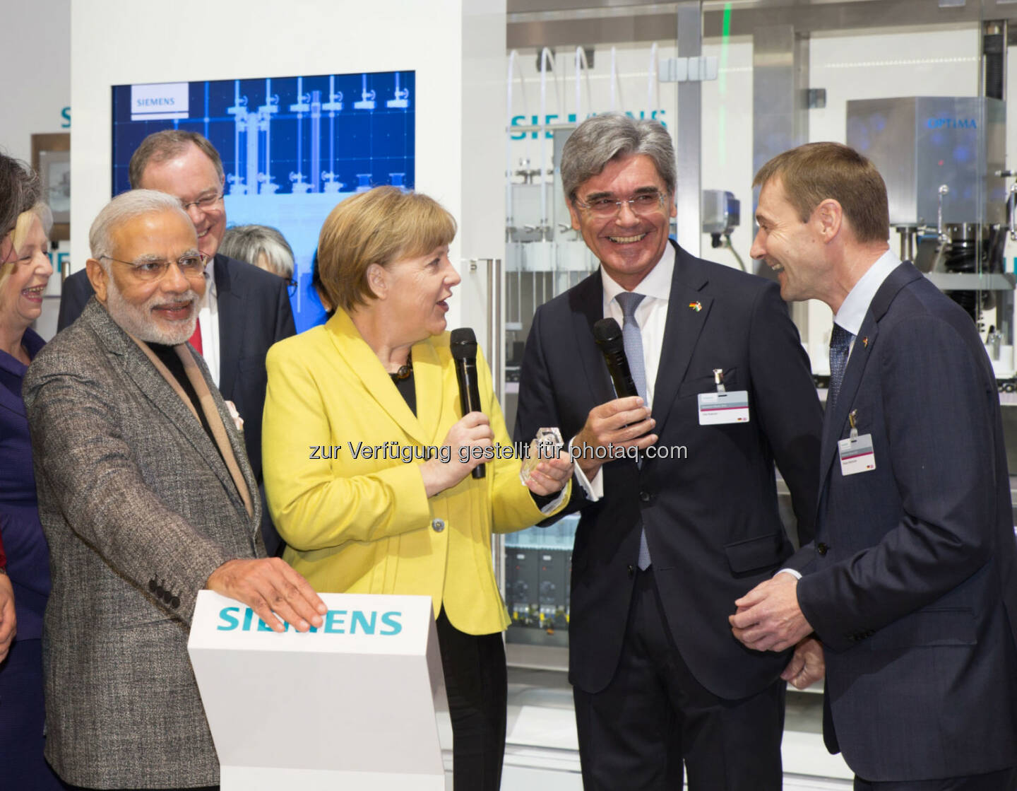 Bundeskanzlerin Angela Merkel und der indische Ministerpräsident Narendra Modi sprachen mit Siemens-Vorstand Joe Kaeser und Vorstandsmitglied Klaus Helmrich auf der Hannover Messe.

