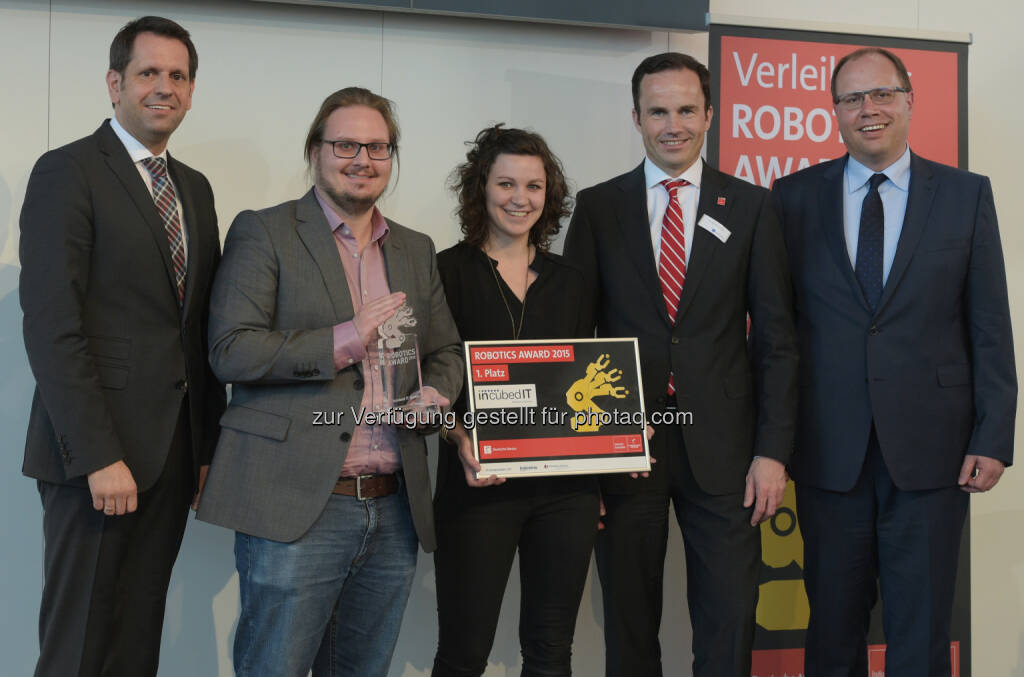 Niedersächsischer Minister für Wirtschaft, Arbeit und Verkehr Olaf Lies, CEO incubed IT Stephan Gspandl, Business Development incubed IT Verena Kriegl, Mitglied des Vorstandes der Deutschen Messe AG, Jochen Köckler, Leiter Berufsausbildung und Weiterbildung im Konzern der Volkswagen AG Olaf Katzer: : incubed IT GmbH gewinnt Robotics Award 2015, © Aussendung (15.04.2015)